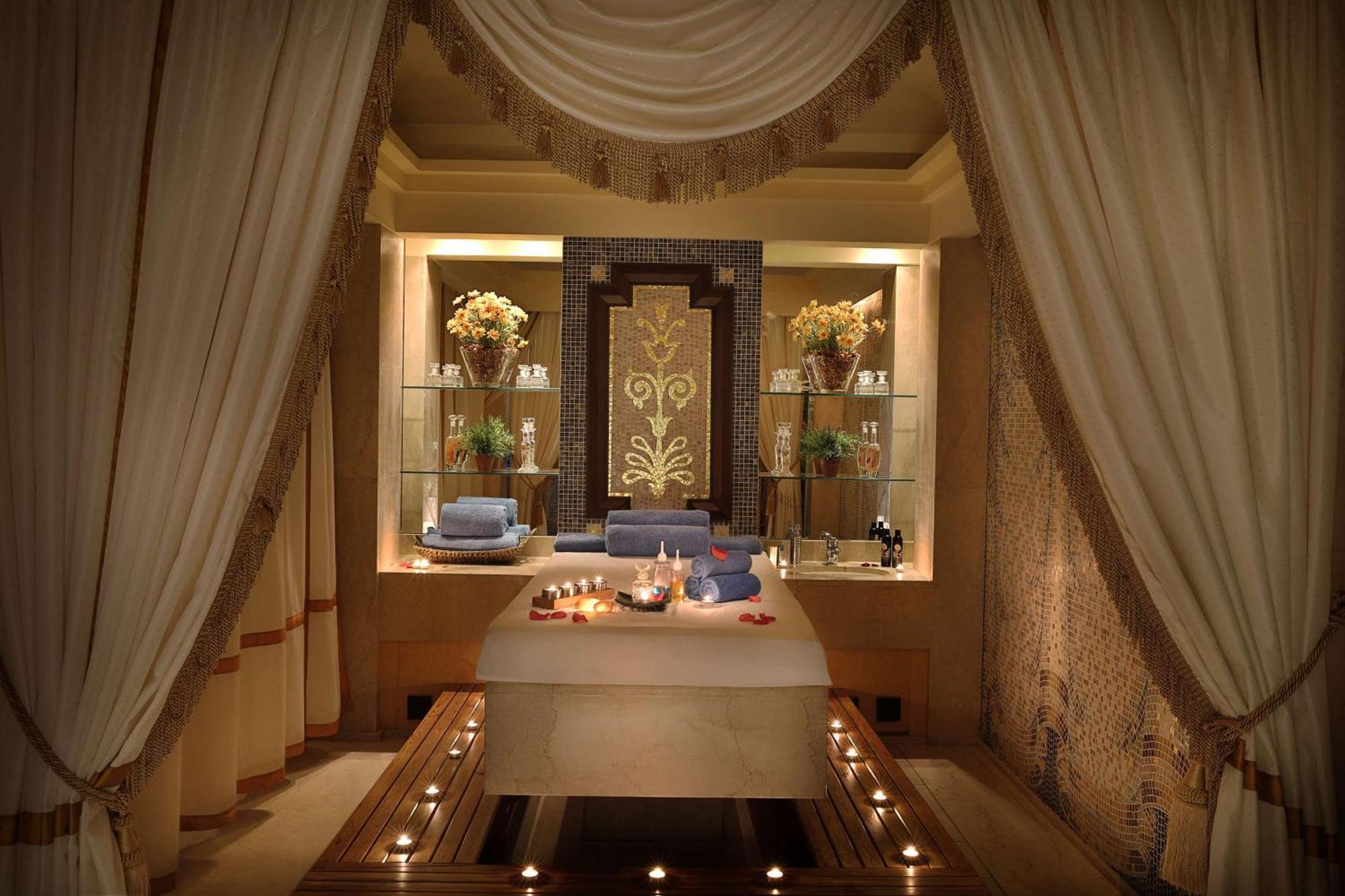 Jeddah Hilton Hotel Exterior photo A spa treatment room